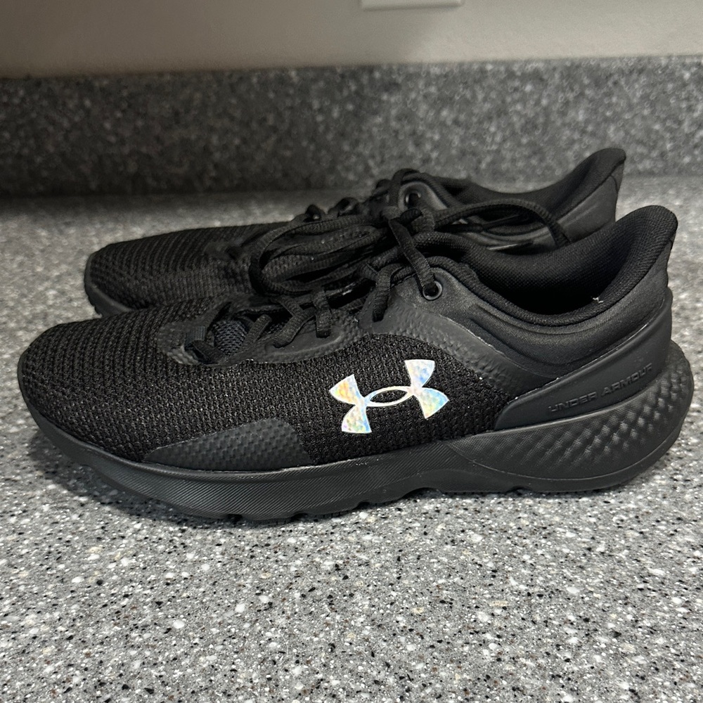 NWOT Under Armour Charged Escape Mens Black Sneakers